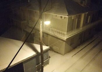 Ώρα 6 π.μ.: Χιονόπτωση στην Κοζάνη (video)