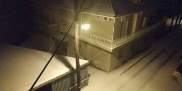 Ώρα 6 π.μ.: Χιονόπτωση στην Κοζάνη (video)