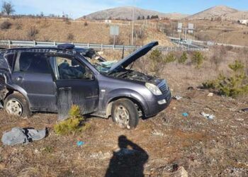 Δείτε φωτογραφίες από το τραγικό δυστύχημα στον κόμβο του Μικροκάστρου – “Σμπαράλια” το υπερφορτωμένο όχημα με μετανάστες στην Εγνατία οδό