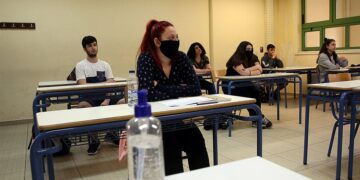 Κορωνοϊός: Σε Γυμνάσια και Λύκεια η «σκυτάλη» της κανονικότητας – Τα σενάρια για εστίαση και μετακινήσεις