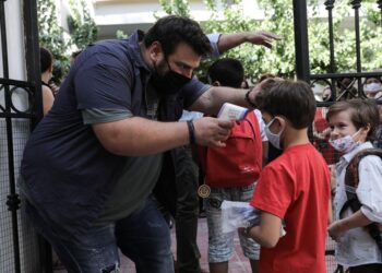 Σχολεία : Με βεβαίωση μετακίνησης η επιστροφή στα θρανία – Τι SMS θα πρέπει να στέλνουν οι γονείς