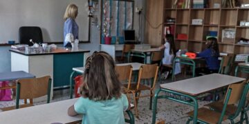 Ανοίγουν Δημοτικά, Νηπιαγωγεία και πλατφόρμα για εμβόλιο στους άνω των 85 – Τα μέτρα μέχρι την άλλη Δευτέρα