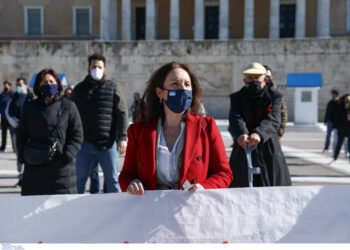 Συγκέντρωση βουλευτών και Νεολαίας ΣΥΡΙΖΑ έξω από τη Βουλή -Διαμαρτύρονται κατά του νομοσχεδίου για τα ΑΕΙ [εικόνες]