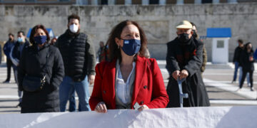 Συγκέντρωση βουλευτών και Νεολαίας ΣΥΡΙΖΑ έξω από τη Βουλή -Διαμαρτύρονται κατά του νομοσχεδίου για τα ΑΕΙ [εικόνες]