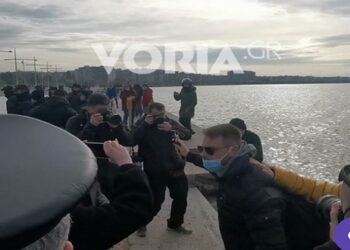 Θεσσαλονίκη: Έριξαν σταυρό στον Θερμαϊκό – Επεισόδια και προσαγωγές