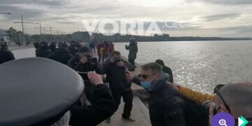 Θεσσαλονίκη: Έριξαν σταυρό στον Θερμαϊκό – Επεισόδια και προσαγωγές