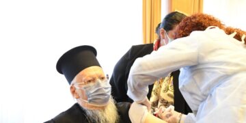 Κορωνοϊός: Eμβολιάστηκε o Οικουμενικός Πατριάρχης Βαρθολομαίος