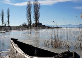 Η εντυπωσιακή, παγωμένη λίμνη Πετρών… (ΒΙΝΤΕΟ)