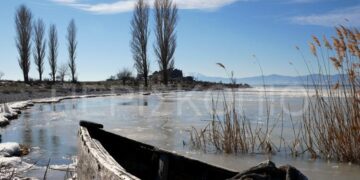 Η εντυπωσιακή, παγωμένη λίμνη Πετρών… (ΒΙΝΤΕΟ)