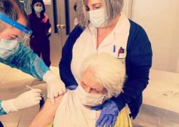 Επιζήσασα του Άουσβιτς η πρώτη ηλικιωμένη που εμβολιάστηκε στη Θεσσαλονίκη
