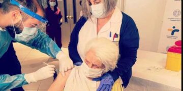 Επιζήσασα του Άουσβιτς η πρώτη ηλικιωμένη που εμβολιάστηκε στη Θεσσαλονίκη