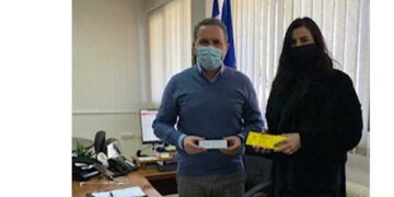 Επίδοση δωροεπιταγών από την Αντιπεριφερειάρχη Παιδείας και Πολιτισμού Όλγα Πουταχίδου