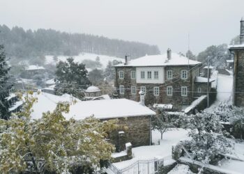 Τα πρώτα χιόνια για φέτος έπεσαν στο Νυμφαίο και στην Κοτύλη Καστοριάς