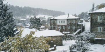 Τα πρώτα χιόνια για φέτος έπεσαν στο Νυμφαίο και στην Κοτύλη Καστοριάς