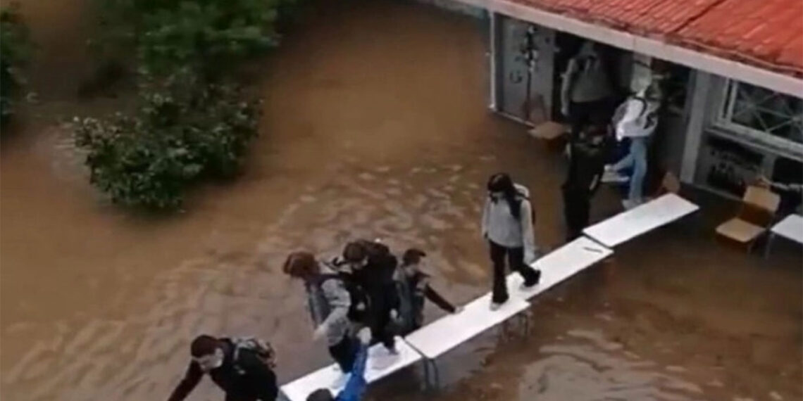 Μπάλλος – Μαθητές στη Νέα Φιλαδέλφεια έφτιαξαν γέφυρα με θρανία για να φύγουν από πλημμυρισμένο σχολείο