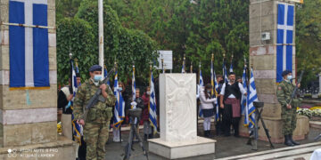 Υπό βροχή αλλά με λαμπρότητα η δοξολογία και η κατάθεση στεφάνων για την απελευθέρωση της Πτολεμαΐδας