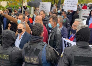 “Πουλάτε – πουλάτε, στη φυλακή θα πάτε” – Με συνθήματα και αποδοκιμασίες “υποδέχθηκαν” την Επίτροπο Ε. Φερέιρα στην Περιφέρεια (video)
