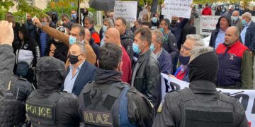 “Πουλάτε – πουλάτε, στη φυλακή θα πάτε” – Με συνθήματα και αποδοκιμασίες “υποδέχθηκαν” την Επίτροπο Ε. Φερέιρα στην Περιφέρεια (video)