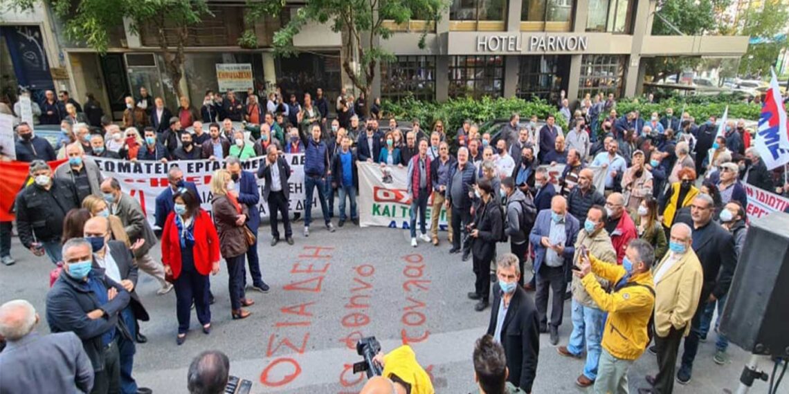 Συγκέντρωση διαμαρτυρίας ΓΕΝΟΠ-Συνδικάτων έξω από τα γραφεία της ΔΕΗ στην Αθήνα – ΦΩΤΟ