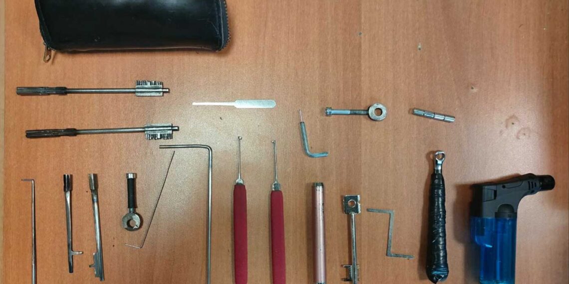 Η επίσημη ανακοίνωση της αστυνομίας για την εξάρθρωση από την Ασφάλεια Κοζάνης, σπείρας που έκλεβε σπίτια σε Δ. και Κ. Μακεδονία – «Μπούκαραν» σε σπίτι χθες το πρωί αλλά πιάστηκαν στα «πράσα»