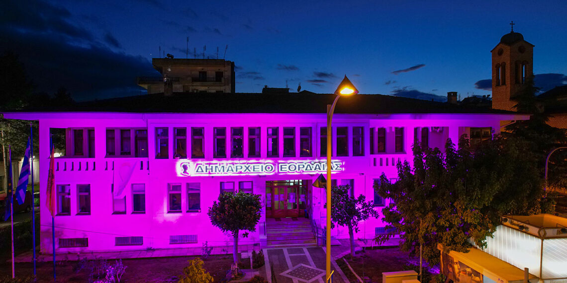 Φωταγωγήθηκε το Δημαρχείο Εορδαίας στο πλαίσιο των εκδηλώσεων για την πρόληψη καρκίνου του μαστού