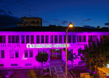 Φωταγωγήθηκε το Δημαρχείο Εορδαίας στο πλαίσιο των εκδηλώσεων για την πρόληψη καρκίνου του μαστού