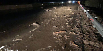 Κακοκαιρία Μπάλλος: Έκλεισε η Εγνατία Οδός έξω από την Θεσσαλονίκη – Γέμισε με φερτά υλικά