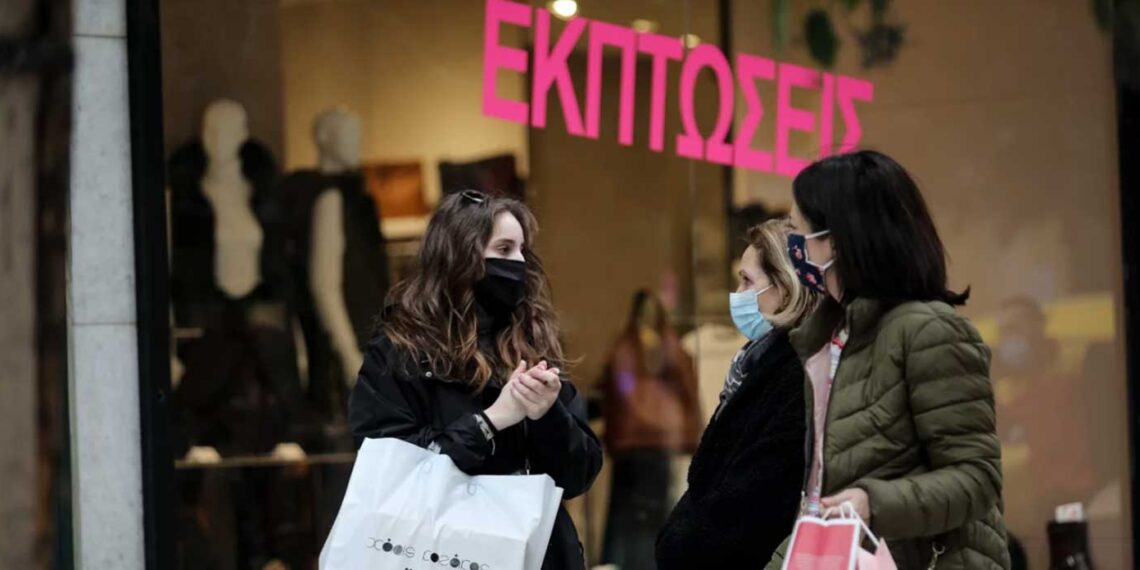 Ενδιάμεσες εκπτώσεις: Πότε αρχίζουν, ποιες Κυριακές είναι ανοιχτά τα καταστήματα