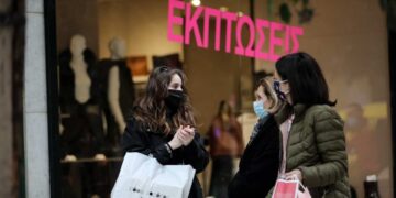 Ενδιάμεσες εκπτώσεις: Πότε αρχίζουν, ποιες Κυριακές είναι ανοιχτά τα καταστήματα