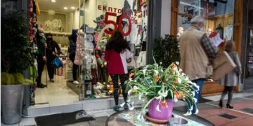 Φθινοπωρινές εκπτώσεις: Πότε αρχίζουν -Ποιες Κυριακές θα είναι ανοιχτά τα καταστήματα