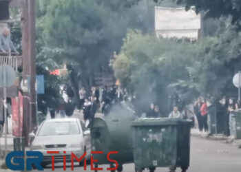 Επεισόδια για δεύτερη μέρα στο ΕΠΑΛ Ευόσμου: Πετούν κροτίδες και πέτρες [βίντεο]