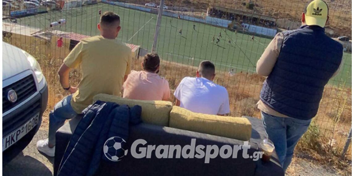 Απίθανοι τύποι πήγαν στο γήπεδο με… καναπέ!