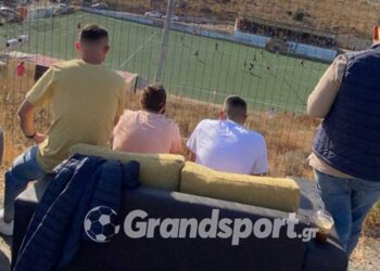 Απίθανοι τύποι πήγαν στο γήπεδο με… καναπέ!