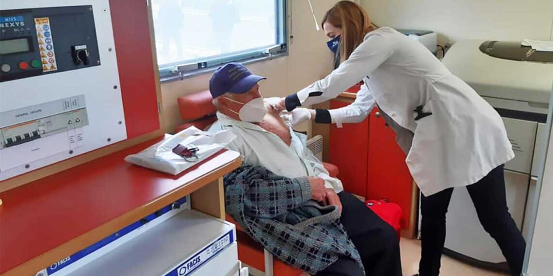 “Εμβολιάστε με, αλλά μην το μάθουν στο σπίτι” – Ιστορίες από την περιοδεία των κινητών μονάδων