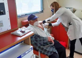 “Εμβολιάστε με, αλλά μην το μάθουν στο σπίτι” – Ιστορίες από την περιοδεία των κινητών μονάδων