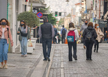 «Καμπανάκι» ειδικών στην κυβέρνηση: Πρόωρα τα μέτρα ελευθερίας, λάθος μήνυμα ότι τελείωσε η πανδημία