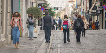 «Καμπανάκι» ειδικών στην κυβέρνηση: Πρόωρα τα μέτρα ελευθερίας, λάθος μήνυμα ότι τελείωσε η πανδημία