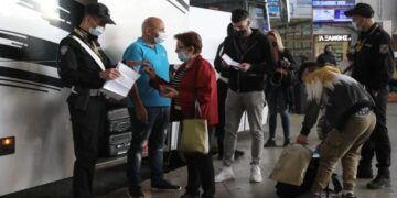 Μετακίνηση εκτός νομού: Διευκρινίσεις για ταξίδια με ΚΤΕΛ και τρένα, με rapid test και ταυτότητα στο χέρι οι επιβάτες