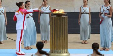 Η Παρασκευή Λαδοπούλου από την Φλώρινα άναψε τον βωμό κατά την τελετή παράδοσης της Ολυμπιακής Φλόγας