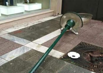 Πτώση κολώνας φωτισμού στο κέντρο της Πτολεμαΐδας