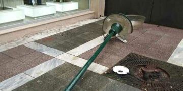 Πτώση κολώνας φωτισμού στο κέντρο της Πτολεμαΐδας