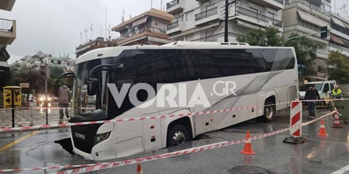 Θεσσαλονίκη: Τρύπα “κατάπιε” λεωφορείο
