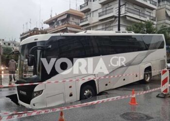 Θεσσαλονίκη: Τρύπα “κατάπιε” λεωφορείο