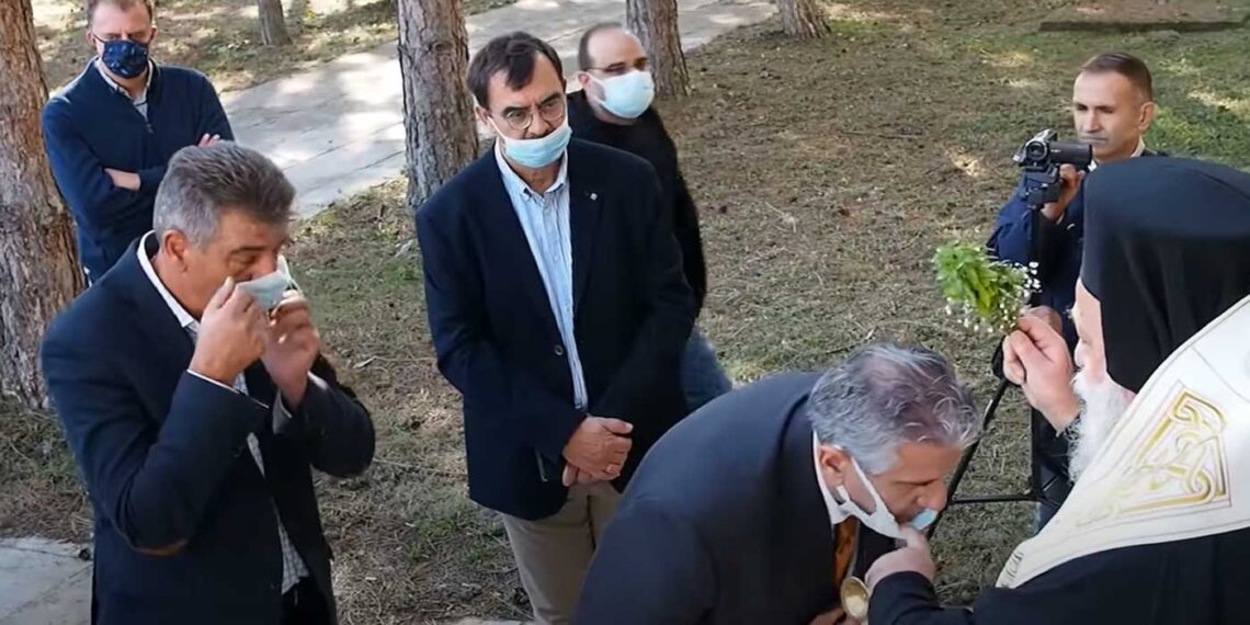 Η κίνηση του Μητροπολίτη Γρεβενών Δαυίδ που σχολιάστηκε – Κατεβάζει με το δάχτυλο, τη μάσκα σε όσους τη φορούσαν και πήγαν να φιλήσουν το σταυρό-VIDEO