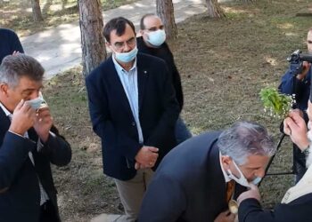 Η κίνηση του Μητροπολίτη Γρεβενών Δαυίδ που σχολιάστηκε – Κατεβάζει με το δάχτυλο, τη μάσκα σε όσους τη φορούσαν και πήγαν να φιλήσουν το σταυρό-VIDEO