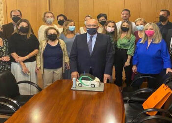 Με τούρτα ηλεκτρικό αυτοκίνητο υποδέχθηκαν στο Υπ. Μεταφορών τον Μιχάλη Παπαδόπουλο οι συνεργάτες του με αφορμή τα γενέθλια του