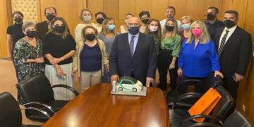 Με τούρτα ηλεκτρικό αυτοκίνητο υποδέχθηκαν στο Υπ. Μεταφορών τον Μιχάλη Παπαδόπουλο οι συνεργάτες του με αφορμή τα γενέθλια του