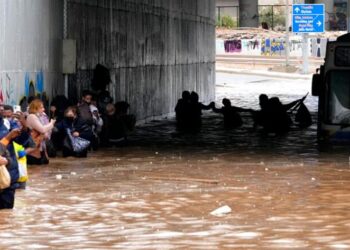 “Μπάλλος”: Λεωφορείο εγκλωβίστηκε σε πλημμυρισμένη γέφυρα – Κινδύνευσαν οι επιβάτες (ΑΠΙΣΤΕΥΤΕΣ εικόνες)