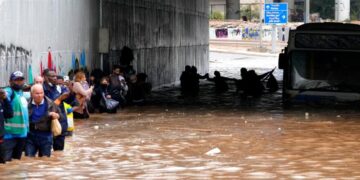 “Μπάλλος”: Λεωφορείο εγκλωβίστηκε σε πλημμυρισμένη γέφυρα – Κινδύνευσαν οι επιβάτες (ΑΠΙΣΤΕΥΤΕΣ εικόνες)