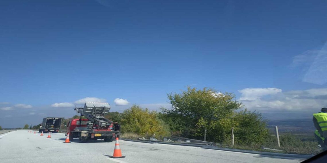 Συνεργεία αλλάζουν τις μπαριέρες στο δρόμο Κοζάνη- Πτολεμαΐδα στο ρεύμα προς Κοζάνη